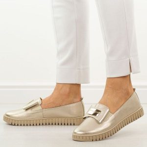 Złote skórzane Polskie półbuty damskie Deoni D057. Żółte półbuty Deoni, na jesień, z aplikacjami, ze skóry, z okrągłym noskiem, bez obcasa, na płaskiej podeszwie, bez zapięcia. Za 429,00 zł.