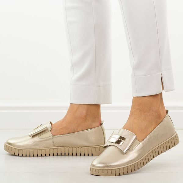 Złote skórzane Polskie półbuty damskie Deoni D057. Żółte półbuty Deoni, na jesień, z aplikacjami, ze skóry, z okrągłym noskiem, bez obcasa, na płaskiej podeszwie, bez zapięcia. Za 429,00 zł.