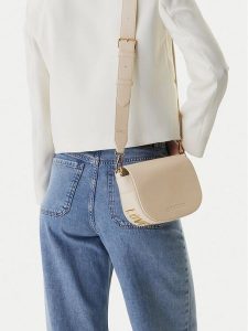 LOVE MOSCHINO Torebka JC4122PP1OLT0110 Écru. Białe torebki klasyczne LOVE MOSCHINO, bez wzorów, ze skóry, bez dodatków. Za 673,99 zł.