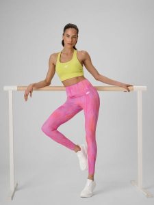 4F Legginsy treningowe szybkoschnące damskie - różowe XL. Czerwone legginsy 4f, bez wzorów, z materiału, z podwyższonym stanem. Za 149,99 zł.