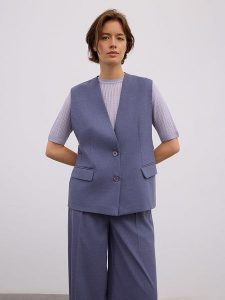 BGN Kamizelka w kolorze niebieskim rozmiar: 34. Niebieskie kamizelki BGN, bez wzorów, bez kołnierzyka, bez ramiączek, bez kaptura. Za 135,49 zł.