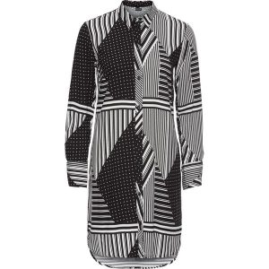 Długa bluzka. Czarne bluzki bonprix, bez wzorów, eleganckie, bez kołnierzyka, bez ramiączek. Za 54,99 zł.