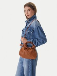 Tommy Hilfiger Torebka Th Soft Leather Med Crossover AW0AW18369 Brązowy. Brązowe torebki klasyczne TOMMY HILFIGER, bez wzorów, ze skóry, bez dodatków. Za 690,99 zł.