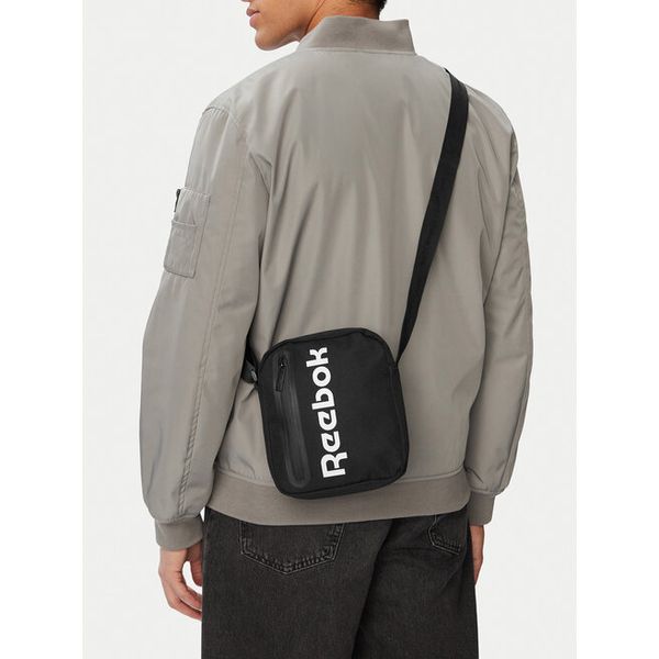 Saszetka Reebok. Czarne nerki i saszetki Reebok, bez wzorów. Za 59,99 zł.