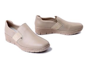 RIEKER 53784-60 beige, półbuty damskie. Brązowe półbuty Rieker, bez wzorów, bez obcasa, na koturnie, bez zapięcia. Za 319,90 zł.