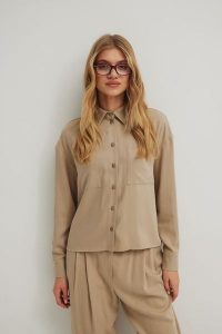 Koszula o prostym kroju z kieszonką w kolorze STONE BEIGE - ROMA-S/M. Brązowe koszule Marsala, m, bez wzorów, z tkaniny, bez kołnierzyka, bez ramiączek. Za 299,90 zł.