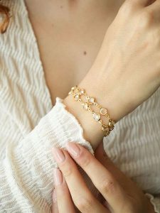 Pierres delicates Pozłacana bransoletka z kryształami rozmiar: onesize. Żółte bransoletki Pierres delicates, z kryształem, pozłacane. Za 34,99 zł.