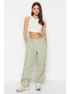 Trendyol Spodnie w kolorze jasnozielonym rozmiar: 32. Zielone spodnie z wysokim stanem Trendyol, bez wzorów, z bawełny, z podwyższonym stanem. Za 91,45 zł.