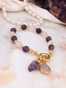 L'Atelier de Gaia Pozłacana bransoletka z kwarcem i ametystem rozmiar: onesize. Różowe bransoletki L'Atelier de Gaia, z ametystem, pozłacane. Za 74,95 zł.