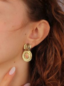 L'Atelier de Gaia Pozłacane kolczyki-wkrętki z kamieniami słonecznymi rozmiar: onesize. Pomarańczowe kolczyki L'Atelier de Gaia, pozłacane. Za 96,37 zł.