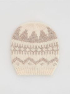 Wzorzysta czapka beanie - kremowy. Białe czapki Reserved, bez wzorów. Za 59,99 zł.