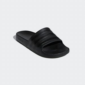 Klapki basenowe ADIDAS Adilette Aqua. Białe klapki ADIDAS, bez wzorów, z materiału, bez obcasa. Za 99,99 zł.