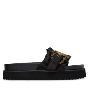 Klapki Versace Jeans Couture. Czarne klapki Versace Jeans Couture, bez wzorów, z jeansu, bez obcasa. Za 455,99 zł.