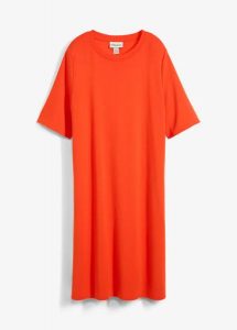 Sukienka T-shirtowa o trapezowym kroju z mieszanki wiskozy. Czerwone sukienki bonprix, bez wzorów, z wiskozy, bez kołnierzyka, bez ramiączek, mini, oversize. Za 54,99 zł.