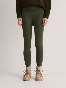 Legginsy z wysokim stanem - ciemnozielony. Zielone legginsy Reserved, bez wzorów, z dzianiny, z podwyższonym stanem. W wyprzedaży za 39,99 zł.