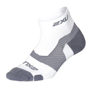 Skarpety sportowe 2XU Vectr Lght Cush 1/4 Crew. Białe skarpetki 2XU, bez wzorów. Za 89,00 zł.