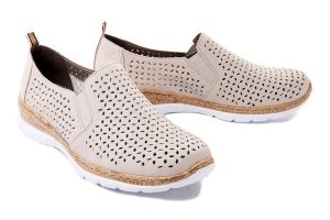 RIEKER N4251-60 beige, półbuty damskie. Brązowe półbuty Rieker, na lato, w ażurowe wzory, bez obcasa, bez zapięcia. Za 271,92 zł.
