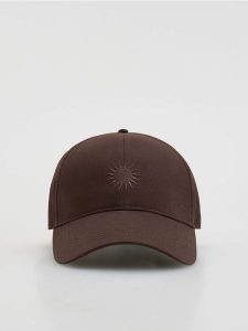 Czapka z daszkiem z haftem - ciemnobrązowy. Brązowe czapki Reserved, bez wzorów. Za 59,99 zł.