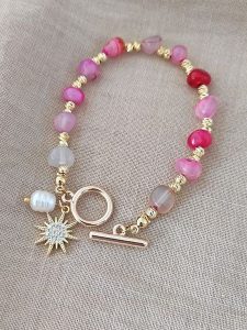 Nakkash Pozłacana bransoletka z kamieniami szlachetnymi rozmiar: onesize. Różowe bransoletki Nakkash, z agatem, pozłacane. Za 87,61 zł.