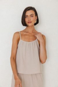 TOP BELLA PIASKOWY S - Flawless. Topy Flawless, s, bez wzorów, ze skóry, bez kołnierzyka, bez ramiączek. Za 137,40 zł.