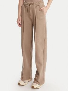 Guess Spodnie dresowe V6RB17 K9V31 Beżowy Regular Fit. Brązowe spodnie dresowe Guess, s, z aplikacjami, z bawełny. Za 349,99 zł.