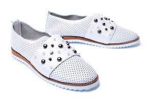 LANQIER 42C2513 white, półbuty/mokasyny damskie. Białe półbuty Lanqier, na lato, w ażurowe wzory, ze skóry, bez obcasa, bez zapięcia. Za 104,95 zł.