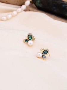 Pierres de Jade Pozłacane kolczyki-wkrętki z perłami i kamieniami szlachetnymi rozmiar: onesize. Białe kolczyki Pierres de Jade, z cyrkonią, pozłacane. Za 43,99 zł.