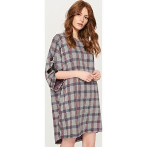 Sukienka oversize - Wielobarwn. Szare kombinezony marki Reserved, l. W wyprzedaży za 49,99 zł.