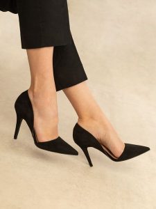 Bellucci Czółenka w kolorze czarnym rozmiar: 41. Czarne czółenka Bellucci, bez wzorów, bez obcasa, na szpilce, bez zapięcia. Za 108,49 zł.