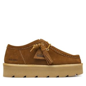 Półbuty Clarks. Brązowe półbuty Clarks, bez wzorów, bez obcasa, na płaskiej podeszwie, bez zapięcia. Za 479,99 zł.