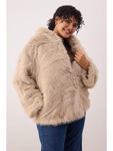 Trendyol Kurtka w kolorze beżowym ze sztucznego futerka rozmiar: 46. Brązowe kurtki Trendyol, bez wzorów, bez kaptura. Za 118,28 zł.