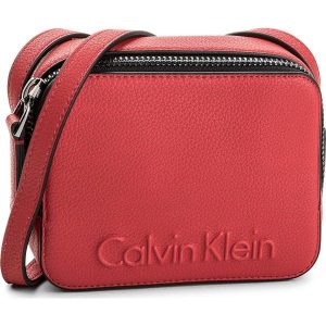 Torebka CALVIN KLEIN - Edge Small Crossbody K60K604004 618. Czerwone listonoszki marki Calvin Klein, ze skóry ekologicznej. W wyprzedaży za 269,00 zł.