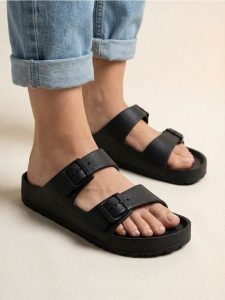 Piankowe klapki z regulowanymi paskami - czarny. Czarne klapki Sinsay, bez wzorów, bez obcasa. Za 19,99 zł.