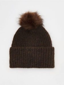 Czapka beanie z pomponem - brązowy. Brązowe czapki Reserved, bez wzorów. W wyprzedaży za 39,99 zł.