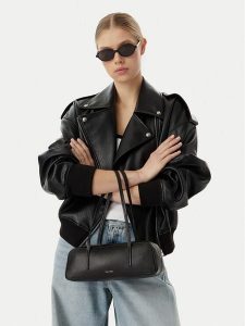 Calvin Klein Torebka Foil Logo Bauletto LV04F3636G Czarny. Czarne torebki klasyczne Calvin Klein, bez wzorów, ze skóry, bez dodatków. Za 489,99 zł.