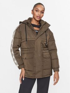 Guess Kurtka przejściowa V2BL09 WF330 Brązowy Regular Fit. Brązowe kurtki Guess, xl, z aplikacjami, z bawełny, bez kaptura. Za 339,99 zł.