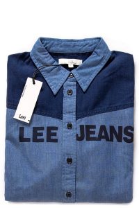 LEE TOP BLOCKING SHIRT FROST BLUE L45KBIMJ 112110271. Niebieskie topy Lee, l, bez wzorów, z jeansu, bez kołnierzyka, bez ramiączek. W wyprzedaży za 49,99 zł.