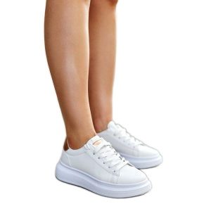 Białe sneakersy na grubej podeszwie Ivalu. Białe trampki bez wzorów, z gumy, bez zapięcia. Za 86,24 zł.