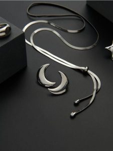 Naszyjnik typu lariat - srebrny. Szare naszyjniki Sinsay, srebrne. Za 9,99 zł.