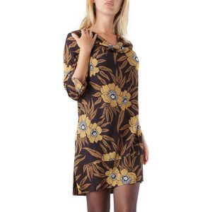 Sukienka w kolorze brązowym ze wzorem. Brązowe sukienki marki Sexy Woman, z okrągłym kołnierzem. W wyprzedaży za 109,95 zł.