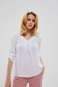 Gładka koszula z wiskozy biała. Białe koszule MOODO, xs, bez wzorów, z wiskozy, bez kołnierzyka, bez ramiączek. W wyprzedaży za 39,99 zł.