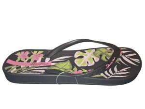 Klapki Ipanema Anatomiczne Czarne w Kwiaty. Czarne klapki Ipanema, bez wzorów, z materiału, bez obcasa. Za 160,99 zł.