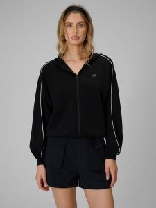 4F Bluza dresowa regular z kapturem damska - czarna L. Czarne bluzy 4f, l, bez wzorów, z dresówki, z kapturem. Za 179,99 zł.