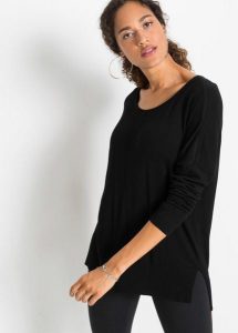 Sweter dzianinowy oversize z mieszanki wiskozy. Czarne swetry klasyczne bonprix, bez wzorów, z dzianiny, bez ramiączek. Za 102,99 zł.