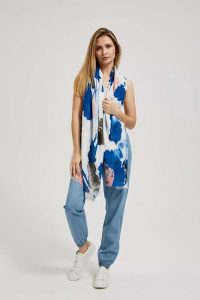 Wzorzysty letni szal niebieski. Niebieskie szaliki MOODO, na lato, bez wzorów. W wyprzedaży za 37,99 zł.