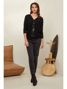 Soft Cashmere Kardigan w kolorze czarnym rozmiar: 38/40. Czarne kardigany Soft Cashmere, bez wzorów, z kaszmiru, bez ramiączek. Za 104,99 zł.