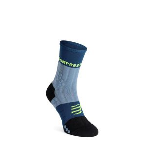 Skarpety biegowe Compressport Pro Racing Socks Winter Trail. Niebieskie skarpetki Compressport, bez wzorów. Za 109,99 zł.