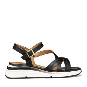 Sandały Geox. Czarne sandały Geox, bez wzorów, bez obcasa, na koturnie, bez zapięcia. Za 419,99 zł.