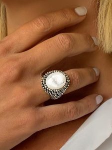 Nomad Srebrny pierścionek z masą perłową rozmiar: 60. Brązowe pierścionki Nomad, z perłą, srebrne. Za 321,39 zł.