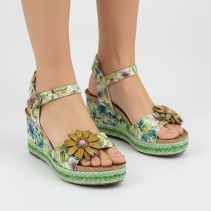 Sandały damskie Laura Vita, ze skóry naturalnej z odkrytym przodem i regulowanym zapięciem przy kostce, zielone, Facyo 75 AC1198-75 Vert. Zielone sandały LAURA VITA, bez wzorów, ze skóry, z otwartym noskiem, bez obcasa, na koturnie, bez zapięcia. Za 349,00 zł.